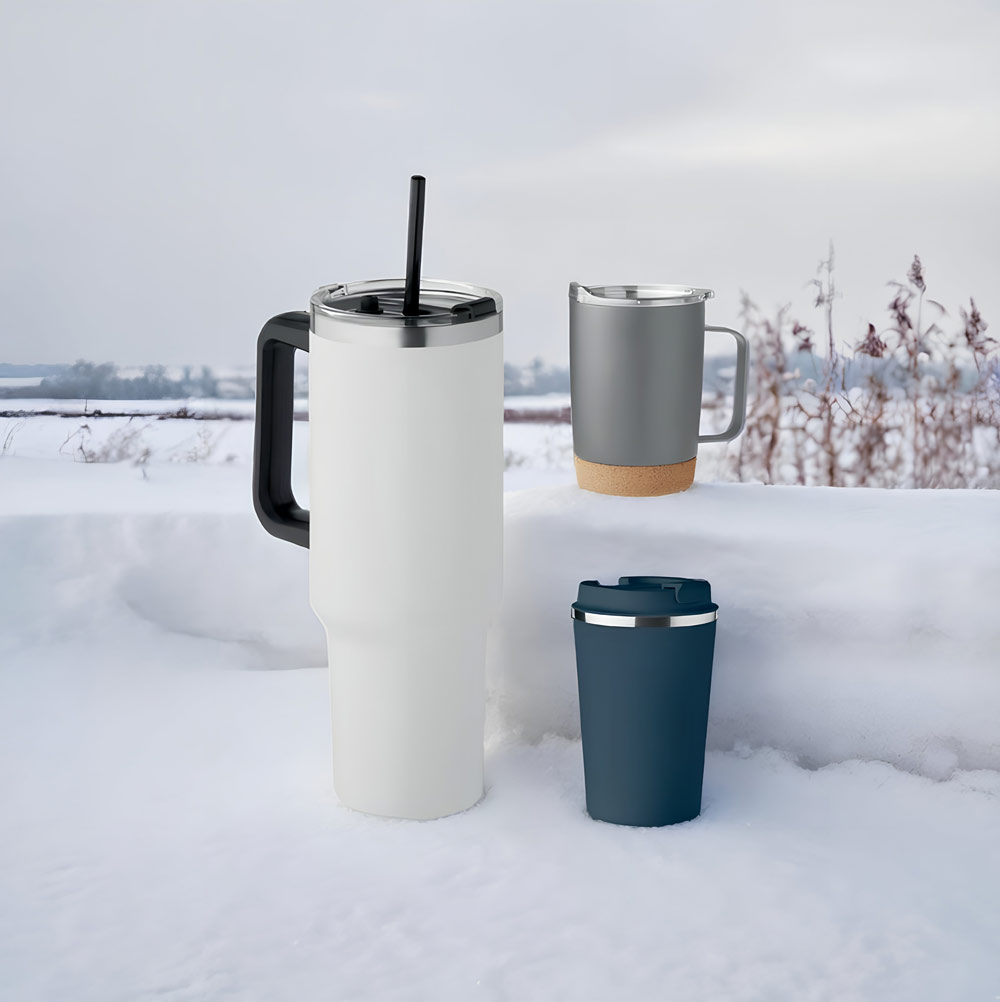 Recycelte Thermobecher in einer Schneelandschaft